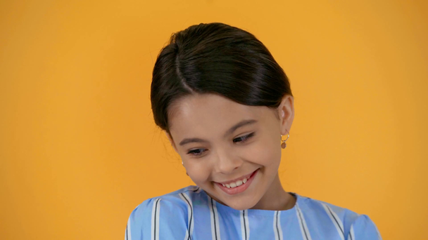 tímido sorrindo criança pré-adolescente isolado no amarelo
 - Filmagem, Vídeo