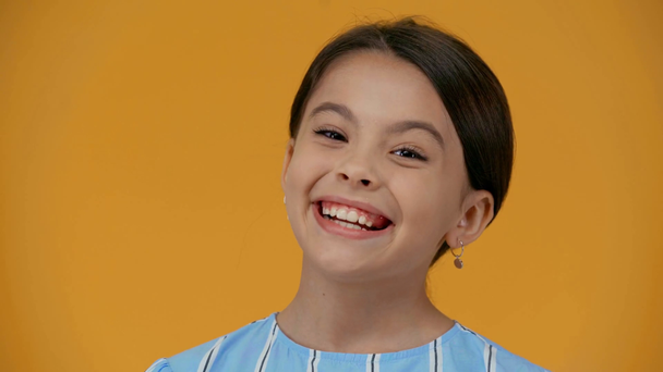 funny preteen child grimacing isolated on yellow - Záběry, video