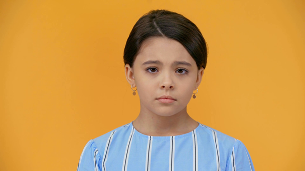 smutný dospívající dítě stěží dýchá izolovaně na žluté - Záběry, video