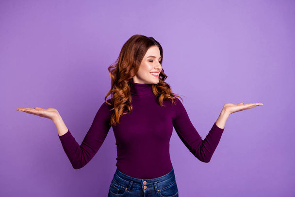 Портрет милої молоді має рекламний вибір рішення поради носити джинсові джинси ізольовані на фіолетовому фіолетовому фоні
 - Фото, зображення