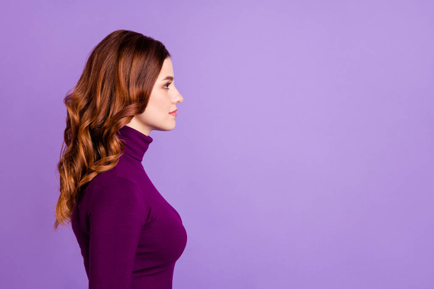 Фотографія з боку профілю концентрованої дами, що виглядає ізольовано на фіолетовому фіолетовому фоні
 - Фото, зображення
