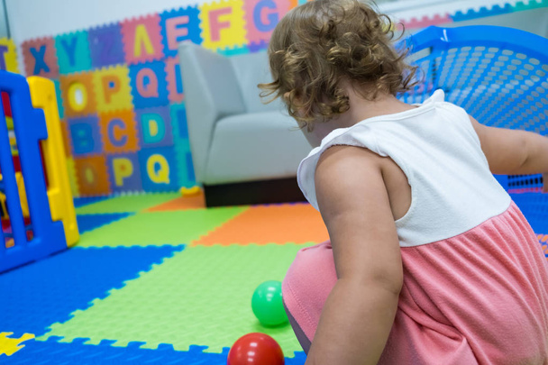 мила маленька дівчинка грає з іграшками в ігровій кімнаті, дитячий сад
. - Фото, зображення