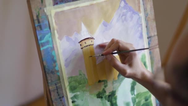 Artista pinta um quadro de pincel de tinta a óleo. Escova na mão do artista masculino. Conceito de arte. Close-up de quadro de pintura
 - Filmagem, Vídeo