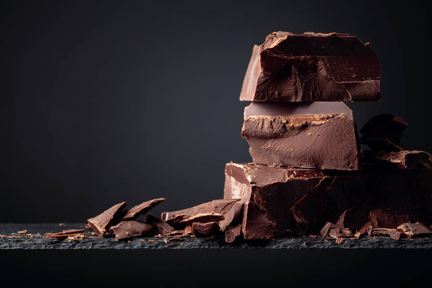 Schwarze Schokolade auf dunklem Hintergrund.  - Foto, Bild