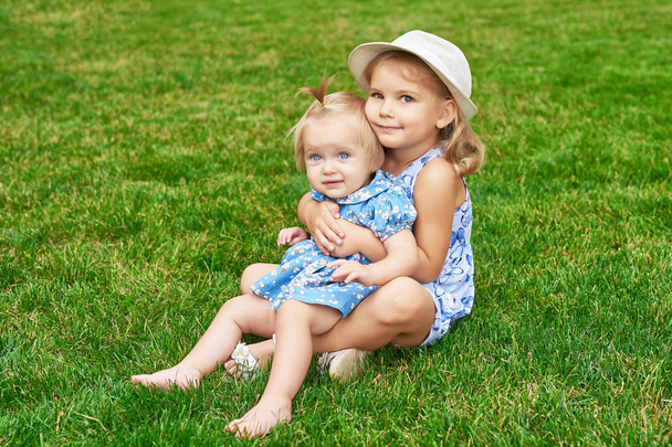 сестры в парке, две девушки на летнем пикнике
 - Фото, изображение