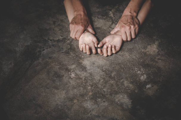  Mano de hombre sosteniendo una mano de mujer por violación y abuso sexual. Mano
 - Foto, Imagen