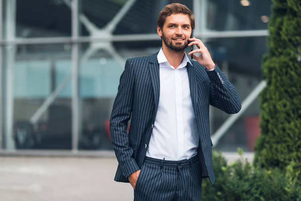 Smiling businessman using mobile phone - Foto, Imagem