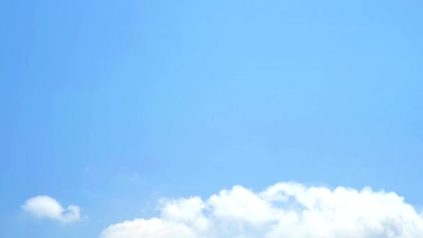 Čirý modrý nebe bílý mrak klouzavý čas prodleva - Záběry, video