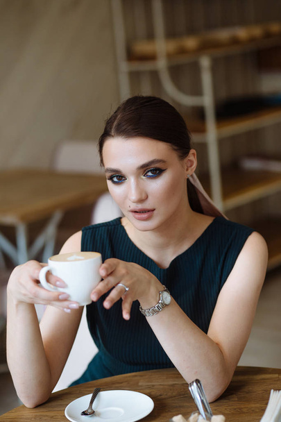 Young caucasian woman with coffee cup - Zdjęcie, obraz