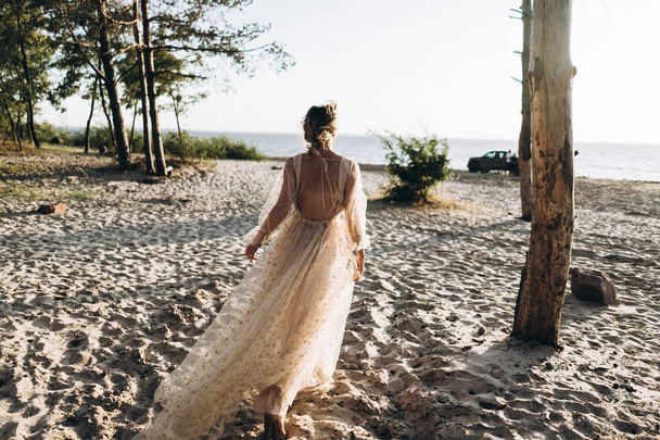 caucasian woman in beautiful dress walking on the beach  - Foto, Bild