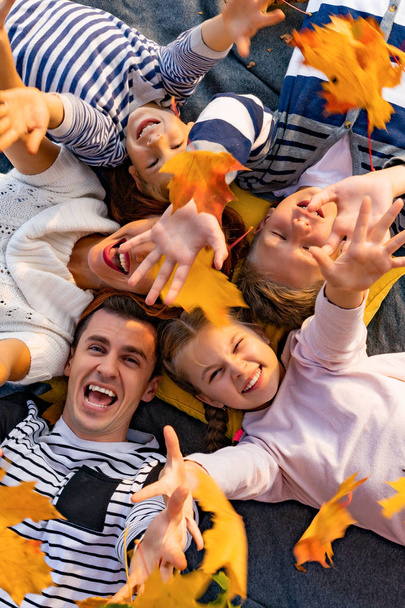 feliz gran familia en el parque en un picnic. Papá, mamá, hijos, hijo, hija. Halloween de otoño
 - Foto, Imagen