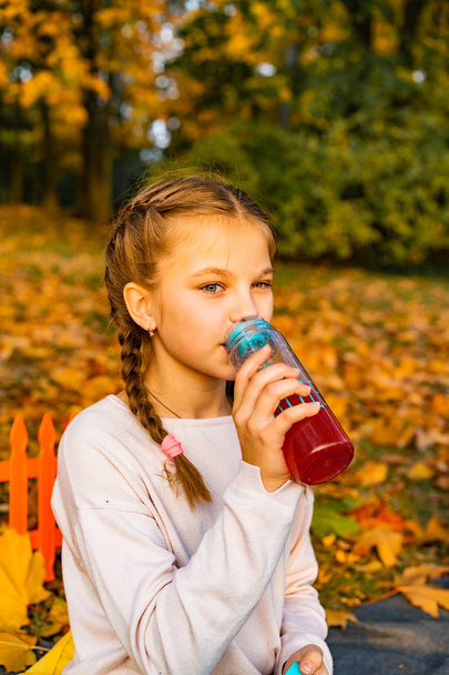 young girl with a bottle - Foto, Bild