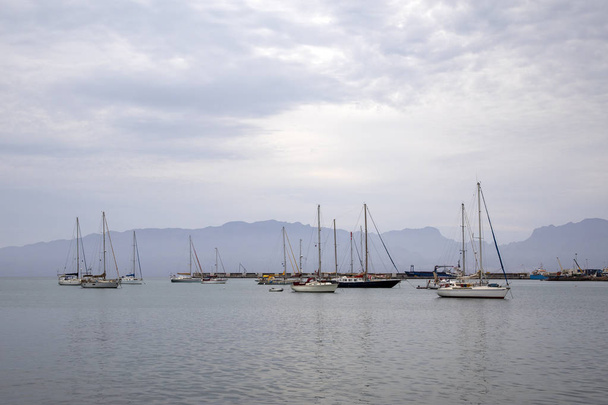 Marinada tekneler, Mindelo körfezi, Cape Verde. - Fotoğraf, Görsel