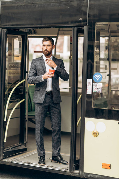 A man in a suit with a cup of coffee in his hand - Foto, Imagem