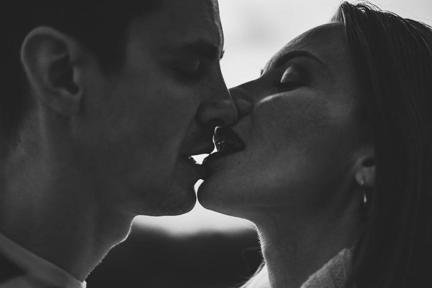 молода пара закохана. Закохані чоловік і жінка в парку восени, ніжність, обійми і поцілунки, щаслива пара
. - Фото, зображення