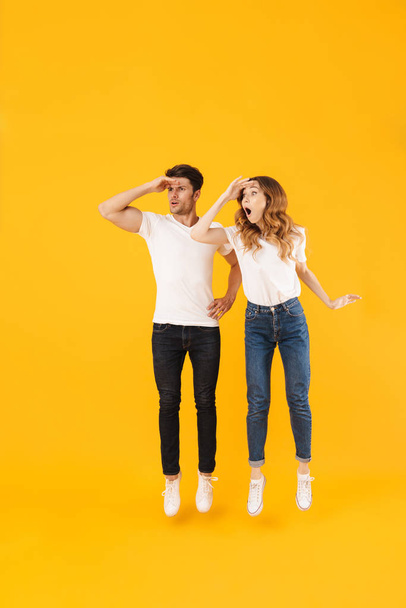 Full length portrait of young couple man and woman in basic t-sh - Foto, afbeelding
