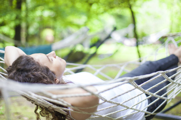 Woman sleep on hammock - Fotoğraf, Görsel