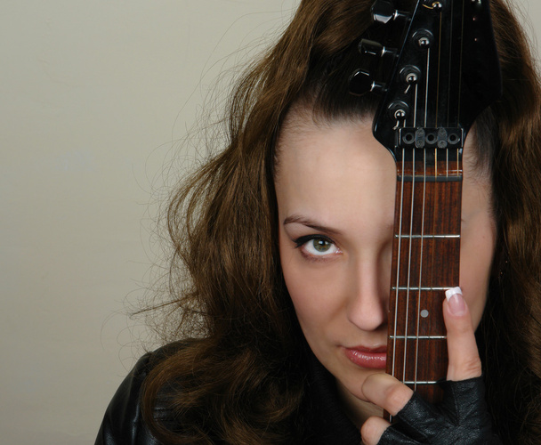 Woman and guitar closeup portrait - Foto, Imagem