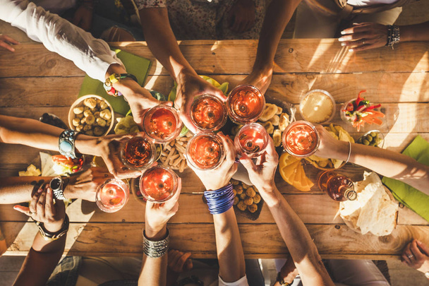 yemek partisi sırasında karışık şef yiyecek ve içecekler ile masanın üst görünümü - Fotoğraf, Görsel