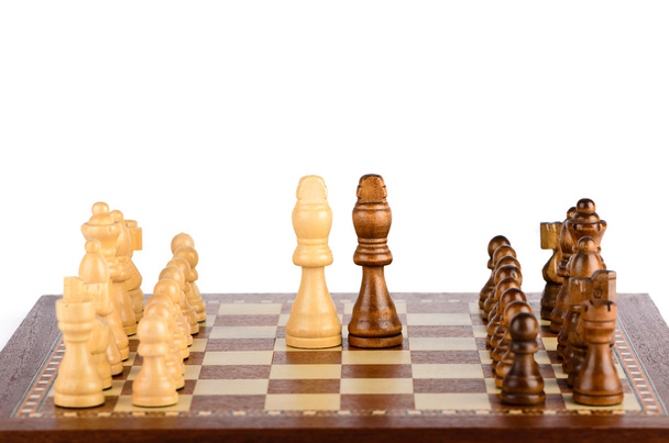 Conjunto de peças de xadrez no tabuleiro
 - Foto, Imagem