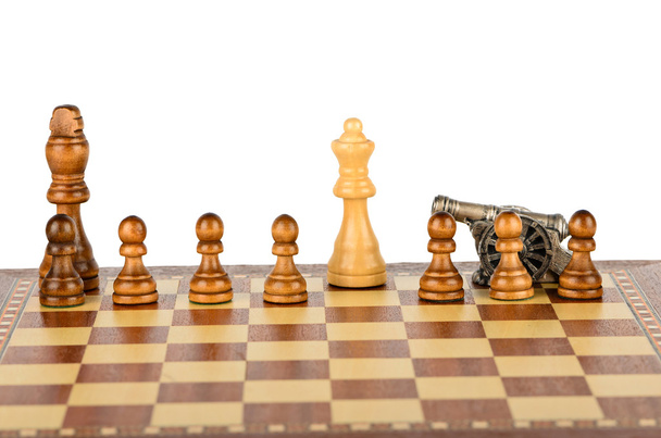 A batalha no tabuleiro de xadrez com uma arma
 - Foto, Imagem