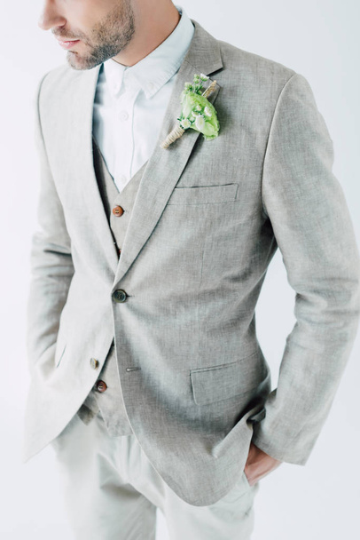 abgeschnittene Ansicht des Bräutigams im Anzug mit Händen in Taschen isoliert auf grau - Foto, Bild