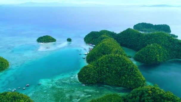 Trópusi táj esőerdők dombok és azúrkék víz a lagúna felhők a Siargao szigeten, Fülöp-szigetek. Drone antenna View 4kl - Felvétel, videó