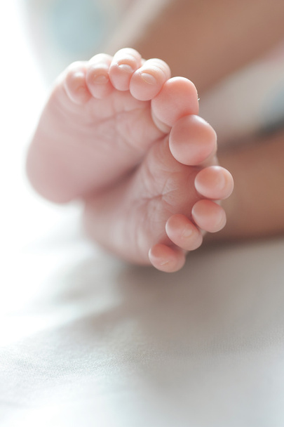 Csecsemő baba lábát a természetes világítás - Fotó, kép