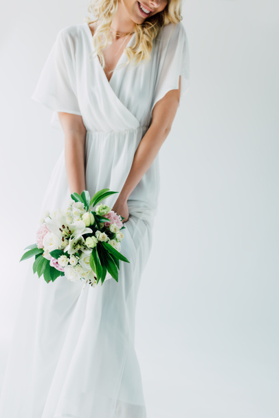 vista recortada de la novia en vestido de novia celebración ramo aislado en blanco
 - Foto, imagen