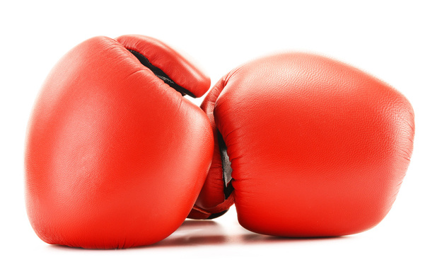 Dvojice červených kožených boxerských rukavic izolovaných na bílém - Fotografie, Obrázek