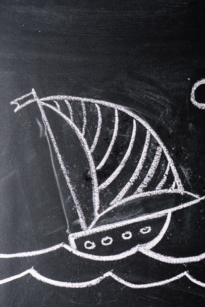 黒板に縞模様の帆画を描いた船 - 写真・画像