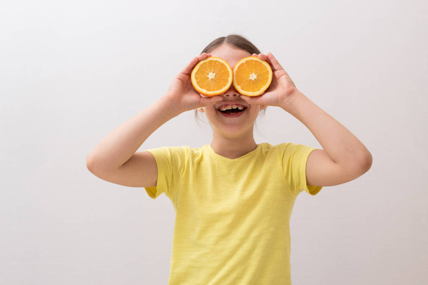little girl with juicy oranges	 - Foto, imagen