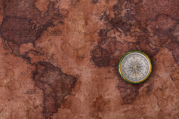 Widok z góry kompasu na starej mapie świata - Zdjęcie, obraz