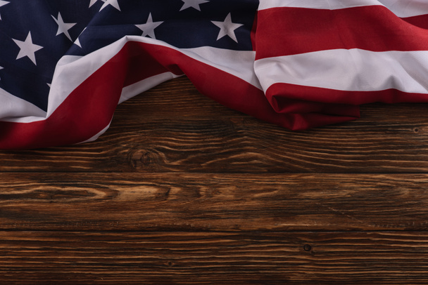 vista superior da bandeira nacional americana na superfície de madeira
 - Foto, Imagem