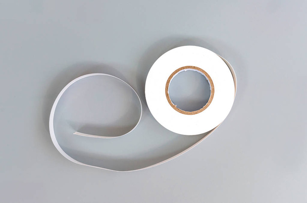 Isolador de borracha branco em um fundo cinza
 - Foto, Imagem
