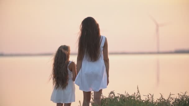 matka a dcera stojí na pobřeží - Záběry, video