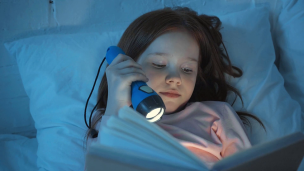 эмоциональный ребенок чтение книги с фонариком в постели ночью
 - Кадры, видео