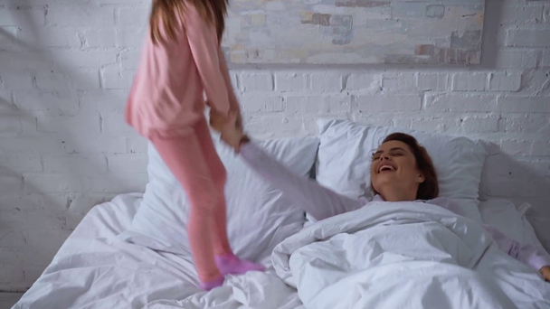 lánya felébred az anya, miközben ugrás ágyon - Felvétel, videó