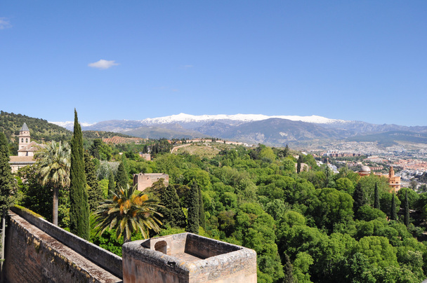 グラナダ、スペイン。アルハンブラ宮殿から山と町を表示します。 - 写真・画像