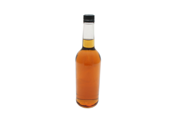 Une bouteille de whisky générique isolée sur fond blanc
 - Photo, image