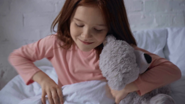 Śpiący dziecko budzi się z pluszowego niedźwiedzia na rano - Materiał filmowy, wideo
