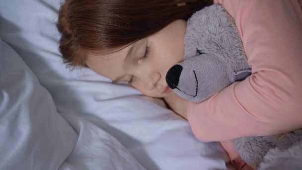 Kind schläft morgens mit Teddybär - Filmmaterial, Video