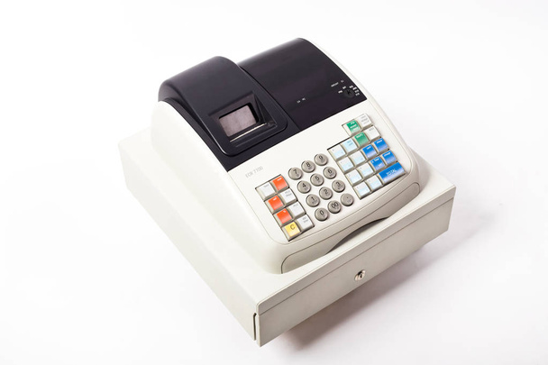 White cash register op een witte achtergrond - Foto, afbeelding