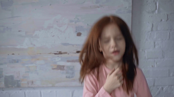 Aufgeregtes Kind singt und springt morgens aufs Bett - Filmmaterial, Video