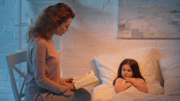 madre che legge libro a figlia di notte a letto
 - Filmati, video