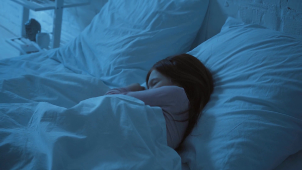 Besorgtes verängstigtes Kind schläft nachts im Bett - Filmmaterial, Video