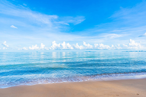 Beyaz bulut mavi gökyüzü ile güzel tropikal plaj deniz Okyanusu ve - Fotoğraf, Görsel