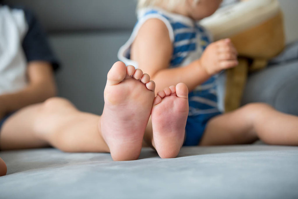 Children feet, sting by a bee - Foto, afbeelding
