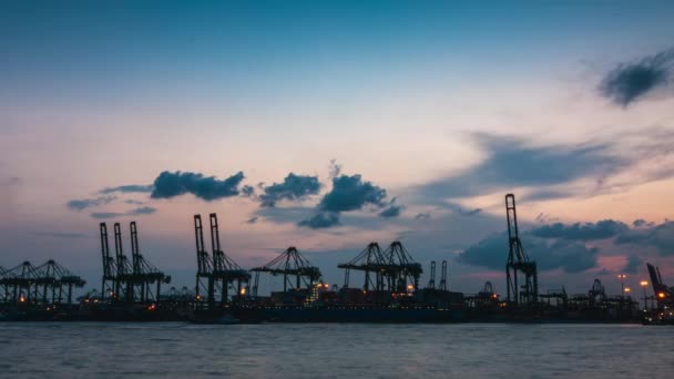 2019-08-22 Zeitraffer Sonnenuntergang Blick auf den Seehafen Terminal Singapore. - Filmmaterial, Video
