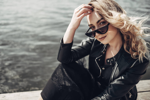 Retrato de mujer joven con estilo en chaqueta de cuero negro
 - Foto, imagen